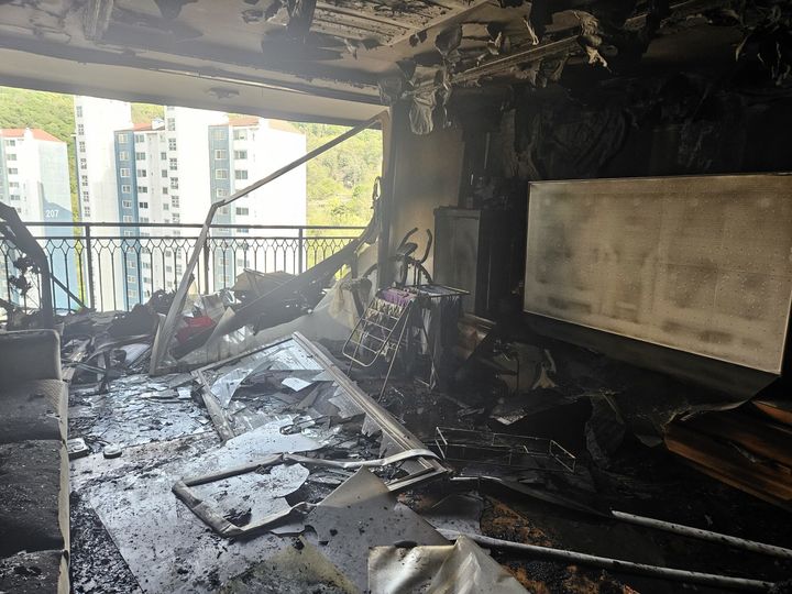 [서울=뉴시스] 경기 의왕시 내손동 아파트 화재로 집을 잃은 주민의 사연이 전해졌다. 해당 사진은 화재가 발생한 세대 바로 위층에 부모님이 거주했다고 밝힌 A씨가 올린 화재로 불타버린 집 내부 모습. (사진출처: 스레드 캡처)2026.05.04. 