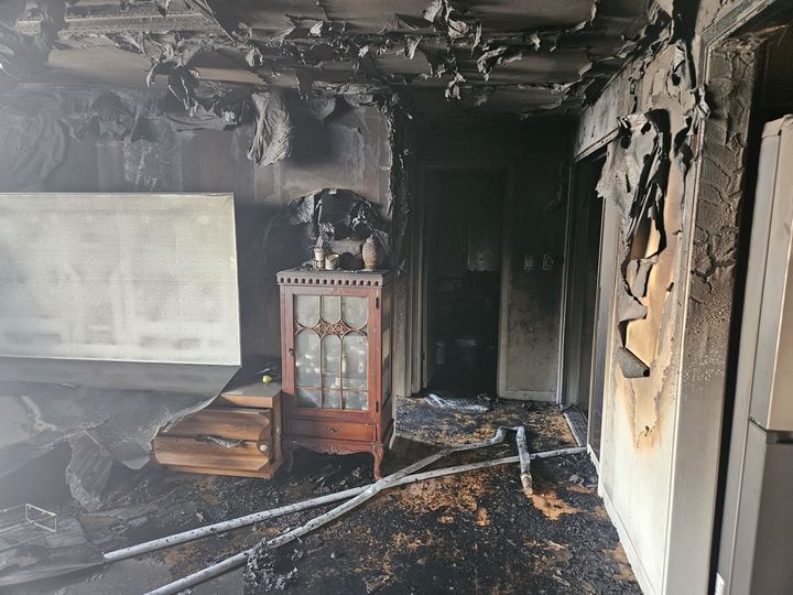 [서울=뉴시스] 경기 의왕시 내손동 아파트 화재로 집을 잃은 주민의 사연이 전해졌다. 해당 사진은 화재가 발생한 세대 바로 위층에 부모님이 거주했다고 밝힌 A씨가 올린 화재로 불타버린 집 내부 모습. (사진출처: 스레드 캡처)2026.05.04. 
