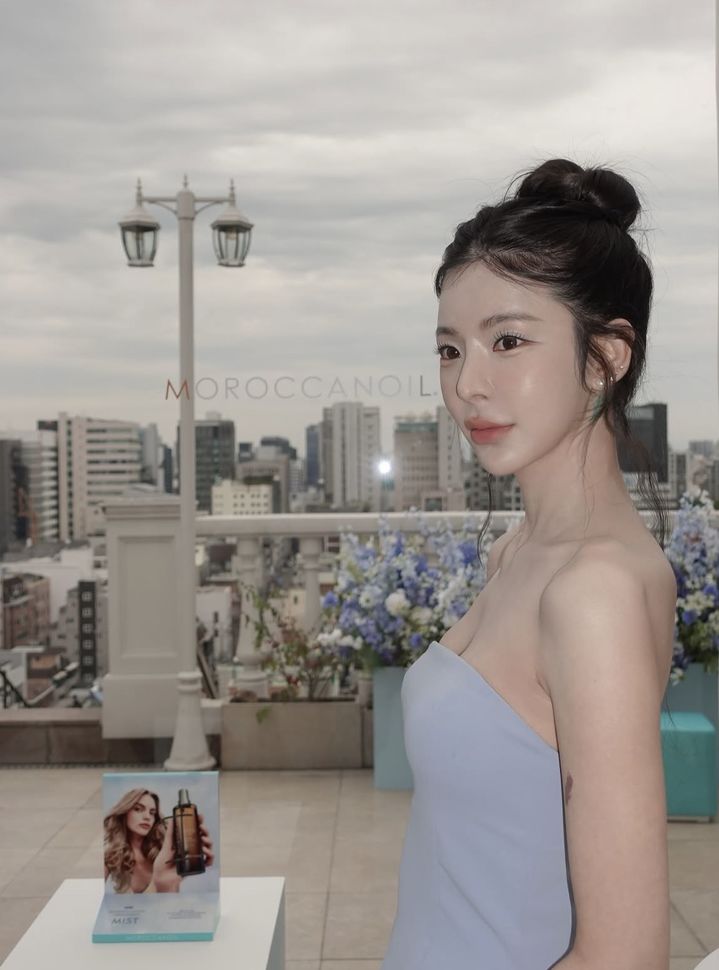 [서울=뉴시스] 가수 장재인이 한 뷰티 브랜드 행사에 참석해 포즈를 취하고 있다. 이전보다 확연히 갸름해진 턱선과 슬림한 실루엣이 눈길을 끈다. (사진 출처=장재인 인스타그램 캡처)