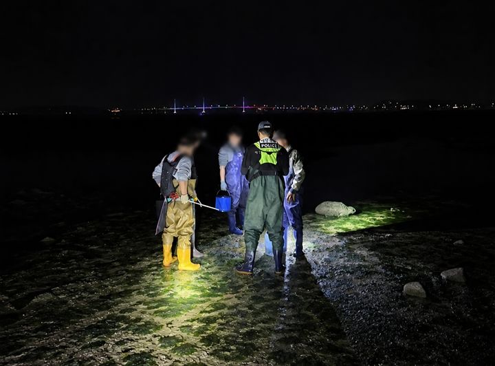 [인천=뉴시스] 인천 영흥도 내리 갯벌에서 해루질 하던 5명. (사진=인천해양경찰서 제공) 2026.05.04. photo@newsis.com *재판매 및 DB 금지