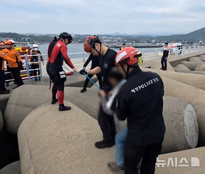 [제주=뉴시스] 4일 오후 서귀포시 화순항 방파제에서 테트라포드에 고립된 낚시객에 해경과 소방당국에 의해 구조되고 있다. (사진=서귀포해양경찰서 제공) 2026.05.04. photo@newsis.com