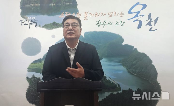 [옥천=뉴시스] 연종영 기자 = 진보진영 후보 단일화 계획을 추진 중인 조동욱 충북교육감 예비후보가 4일 옥천군청 군정홍보실에서 지역별 공약을 발표하고 있다. 2026.05.04. jyy@newsis.com 