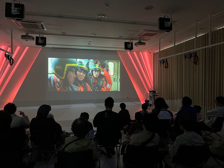[서울=뉴시스]마포중앙도서관이 지역 내 복지시설을 찾아 배리어프리영화 상영을 진행하는 모습. (사진=마포구 제공) 2026.05.04. photo@newsis.com *재판매 및 DB 금지
