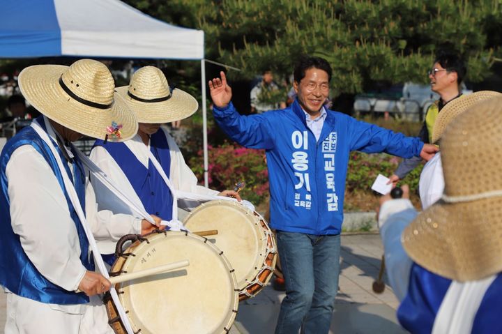 [안동=뉴시스] 이용기 경북교육감 예비후보가 지난 1일 경주 신라대종 앞에서 열린 '2026 동학어린이날(104주년) 행사 동심꽃한마당'에 참석해 춤을 추고 있다. (사진=이용기 후보측 제공) 2026.05.04 photo@newsis.com *재판매 및 DB 금지