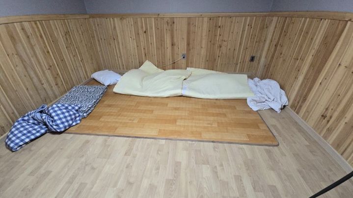 [서울=뉴시스] 온라인 커뮤니티 보배드림의 한 이용자가 강원도 동해시의 한 숙박업소에서 18만 원을 지불하고 이용한 온돌방 내부 사진을 공개했다. (사진출처=보배드림 캡처)