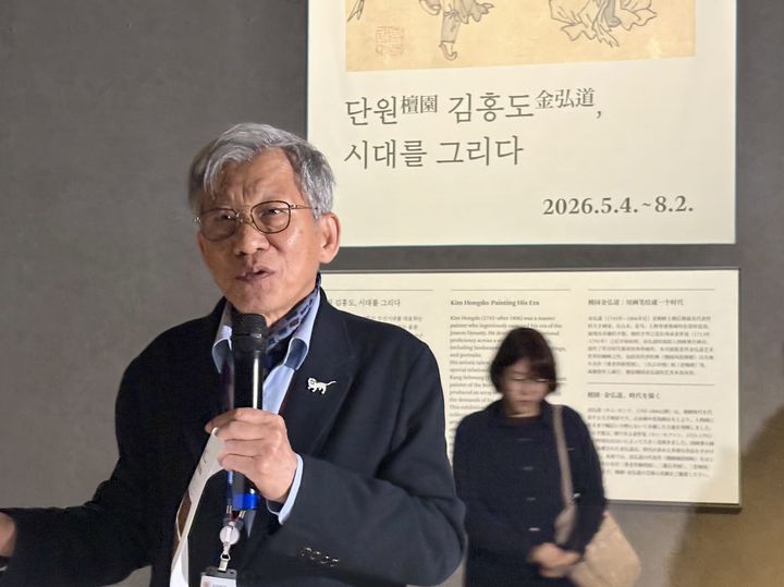 [서울=뉴시스] 한이재 기자 = 4일 국립중앙박물관 상설전시관 2층 서화실에서 언론 대상 주제전시 '단원 김홍도, 시대를 그리다' 설명이 이뤄졌다. 2026.05.04. nowone@newsis.com *재판매 및 DB 금지