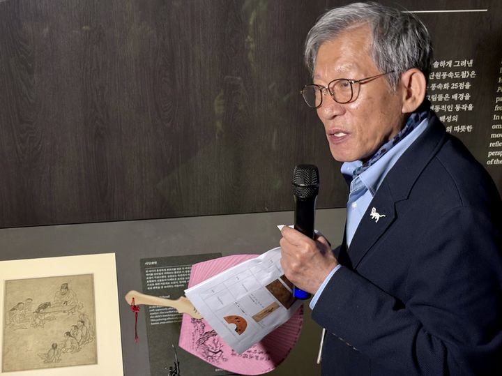 [서울=뉴시스] 한이재 기자 = 유홍준 국립중앙박물관장이 김홍도의 '사당'을 보며 "앵글이 월드컵 축구 중계처럼 다 보인다"고 했다. 유 관장은 "김홍도가 그린 속화를 보면 세속 풍경 그렸는데 너무 재밌어서 입 다물어지지 않는다"며 "카메라가 없는 시절 이런 그림을 보며 사람들이 공감하며 감동을 받는 것"이라 말했다. 2026.05.04. nowone@newsis.com *재판매 및 DB 금지