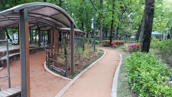 [서울=뉴시스] 월천근린공원 황톳길 조성. (사진=도봉구 제공) 2026.05.04. *재판매 및 DB 금지
