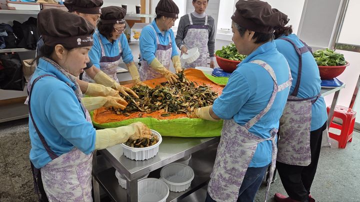 [대구=뉴시스] 대구 남구는 대명1동의 어르신과 중장년 1인 세대를 위해 김치 후원 행사를 진행했다. (사진=대구 남구 제공) 2026.05.04. photo@newsis.com *재판매 및 DB 금지