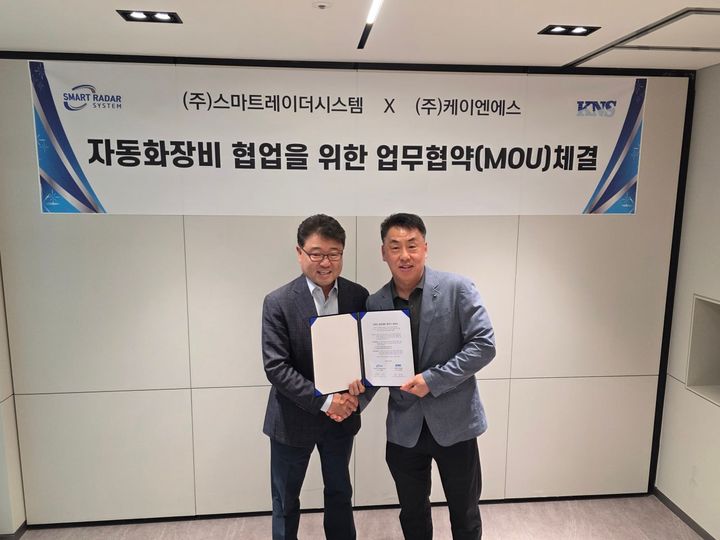 (왼쪽)김용환 스마트레이더시스템 대표이사, (오른쪽)정봉진 케이엔에스 대표이사. (사진=케이엔에스) *재판매 및 DB 금지