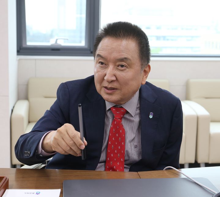 [청주=뉴시스] 서주영 기자= 김영환 국민의힘 충북지사 후보가 청주시 상당구 문화동 충북도청에서 인터뷰를 하고 있다. 2026.05.03. juyeong@newsis.com *재판매 및 DB 금지