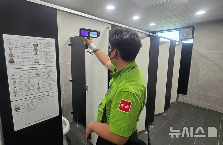 [전주=뉴시스]윤난슬 기자 = 전북대학교는 오는 6일부터 3일간 열리는 축제를 앞두고 외부 방문객 증가에 대비해 범죄 예방과 안전한 캠퍼스 환경 조성을 위해 교내 화장실을 대상으로 불법촬영 카메라 전수 점검을 진행했다고 4일 밝혔다. (사진=전북대 제공) photo@newsis.com 