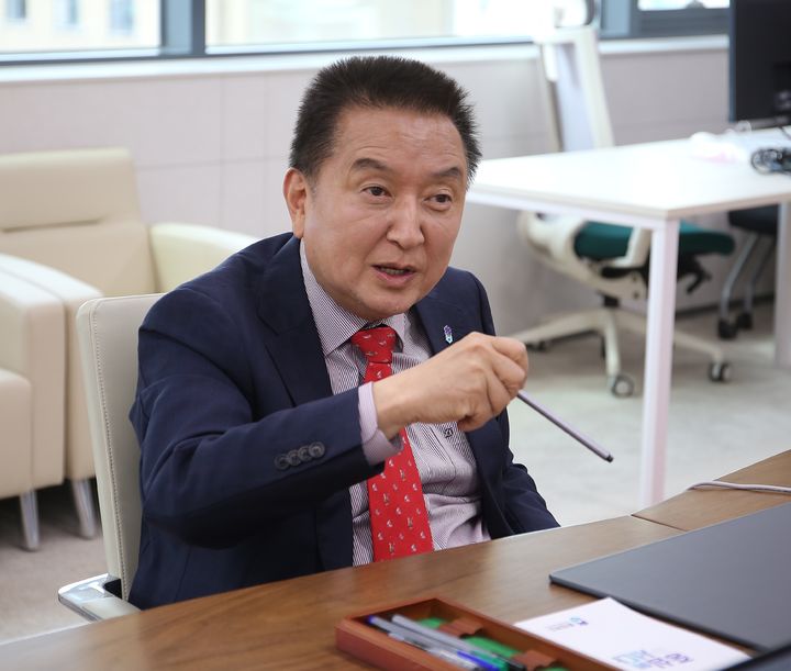 [청주=뉴시스] 서주영 기자= 김영환 국민의힘 충북지사 후보가 청주시 상당구 문화동 충북도청에서 인터뷰를 하고 있다. 2026.05.03. juyeong@newsis.com *재판매 및 DB 금지