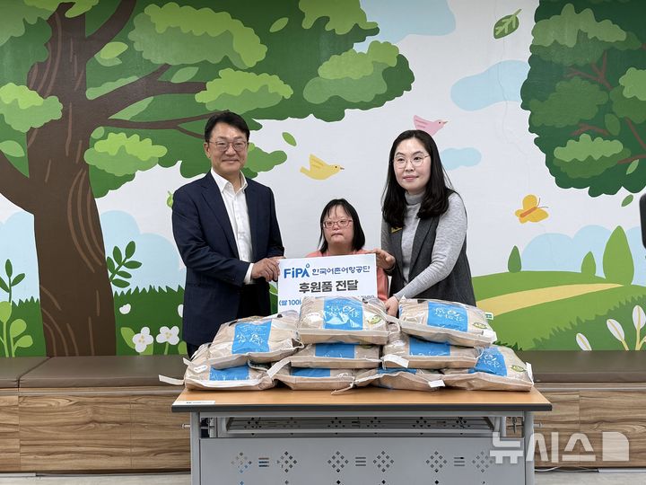 [서울=뉴시스] 가정의 달 맞이 사회공헌활동 기부물품 전달.