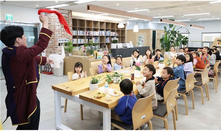 [세종=뉴시스] 4일 세종시 인사혁신처에서 열린 ‘2026년 가정의 달 직원 자녀 초청행사’에 참가한 어린이들이 마술공연을 관람하고 있다. (사진=인사처). *재판매 및 DB 금지