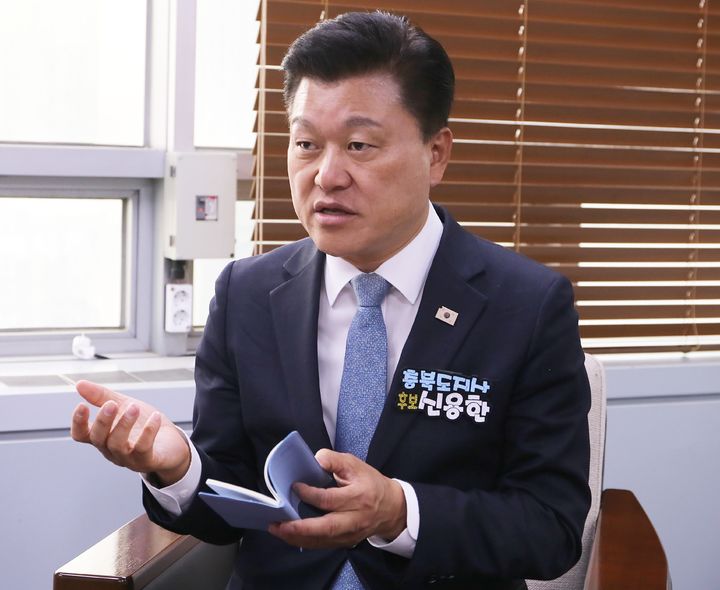 [청주=뉴시스] 서주영 기자= 신용한 더불어민주당 충북지사 후보가 청주시 청원구 우암동 뉴시스 충북본부에서 인터뷰를 하고 있다. 2026.05.03. juyeong@newsis.com *재판매 및 DB 금지
