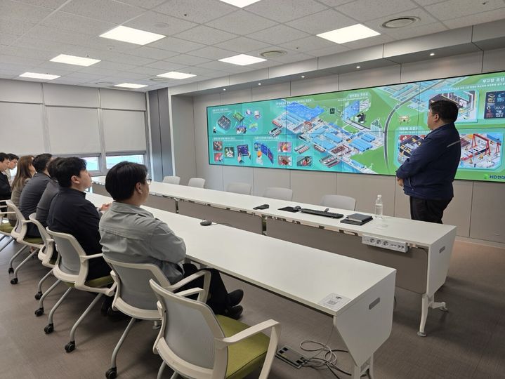 [부산=뉴시스] 지난달 29~30일 전남 영암 HD현대삼호 본사에서 열린 'AI 기반 항만 하역 장비 고도화를 위한 기술 협의회'에서 현대삼호 관계자가 기술을 설명하고 있다. (사진=BPA 제공) 2026.05.04. photo@newsis.com *재판매 및 DB 금지