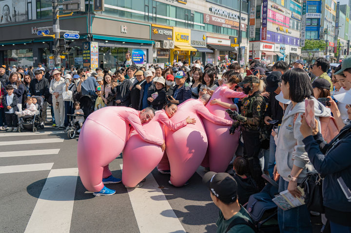 [안산=뉴시스] 제22회 안산국제거리극축제에서 '부풀려진 몸, 커다란 문장' 공연이 진행중이다. (사진=안산문화재단 제공) 2026.05.04. photo@newsis.com *재판매 및 DB 금지