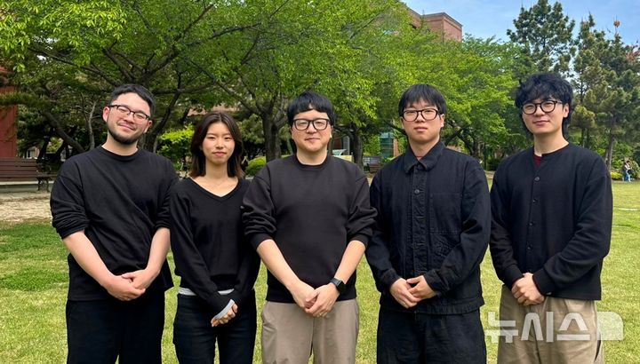 [포항=뉴시스] = 2026년 중소벤처기업부의 창업 중심 대학 예비 창업 기업에 선정된 한동대 뉴 던(NEW DAWN)팀이 대학 캠퍼스에서 기념 촬영하고 있다. 사진 왼쪽부터 박민찬·유하람 학생, 조성배 SW중심대학 창업교육위원장, 이준환·박준현 학생. (사진=한동대 제공) 2026.05.04. photo@newsis.com