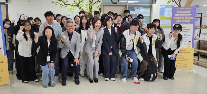 [대전=뉴시스] 대전대학교 상담학과 관계자들 기념촬영. (사진=대전대 제공) 2026.05.04. photo@newsis.com *재판매 및 DB 금지