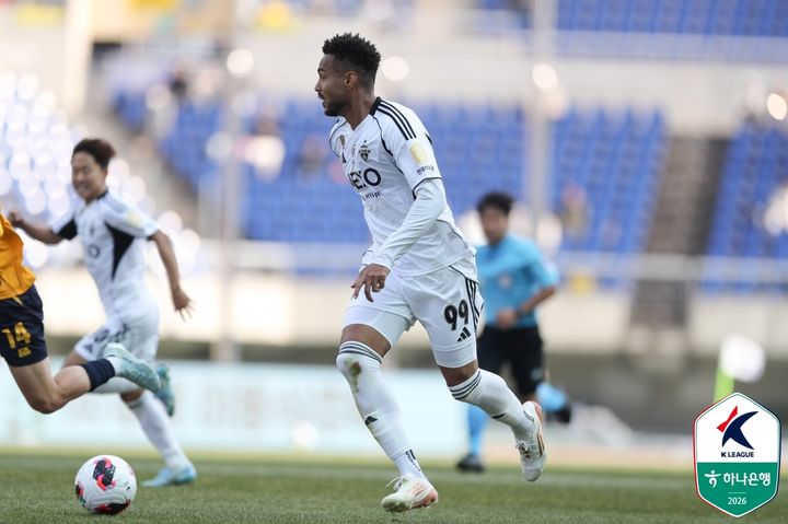 [서울=뉴시스]K리그1 전북과 광주의 경기 모습. (사진=한국프로축구연맹 제공)