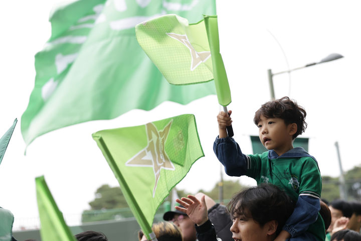 [서울=뉴시스]K리그1 전북 어린이팬. (사진=한국프로축구연맹 제공)