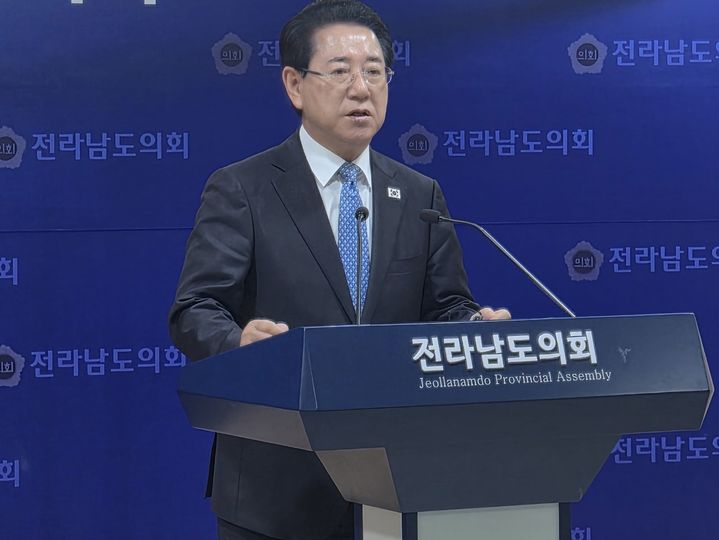 [무안=뉴시스] 김영록 민주당 전남광주통합특별시장 후보가 4일 오후 전남도의회에서 민주당 통합특별시장 후보 선출을 위한 결선 투표 과정을 전면 재조사 할 것과 관련 자료공개를 촉구하는 기자회견을 하고 있다. (사진 = 김영록 후보 측 제공). 2026.05.04. photo@newsis.com *재판매 및 DB 금지
