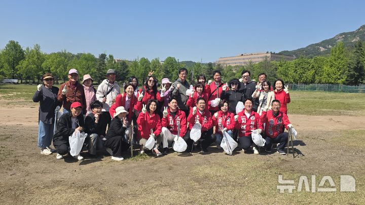 [과천=뉴시스] 환경정화 활동 참석자들이 활동을 마친 후 기념 촬영을 하고 있다. (사진=신계용 후보 선거사무소 제공) 2026.05.04. photo@newsis.com
