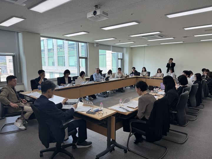 [서울=뉴시스] 지난달 30일 건국대 시민정치연구소가 '통합돌봄법 시행 1달 평가 세미나'를 개최해 현장 및 정책 전문가들과 의견을 공유했다. (사진=건국대 제공) 2026.05.04. photo@newsis.com *재판매 및 DB 금지
