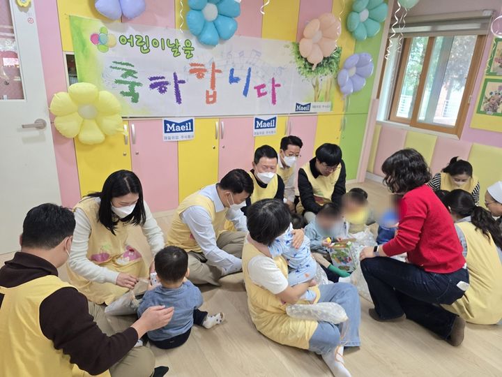 [서울=뉴시스] 매일유업은 어린이날을 맞아 국내 입양 전문 기관인 '성가정입양원'을 방문해 나눔 활동을 진행했다.(사진=매일유업 제공) *재판매 및 DB 금지
