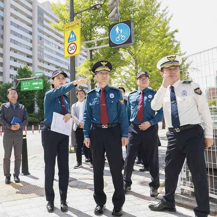 [서울=뉴시스]경찰청은 4일 유재성 경찰청장 직무대행이 서울 강서구 가양초등학교와 강서운전면허시험장을 방문해 어린이·고령자 교통안전정책 추진 현황을 점검했다고 밝혔다.(사진=경찰청 제공).2026.05.04 *재판매 및 DB 금지