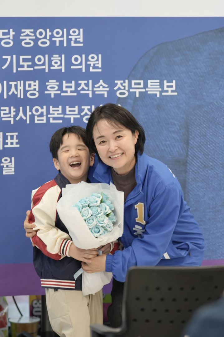 [안산=뉴시스] 더불어민주당 천영미 경기 안산시장 후보가 선거사무소에서 아이와 함께 사진을 찍고 있다. (사진=천영미 후보 캠프 제공) 2026.05.04. photo@newsis.com *재판매 및 DB 금지