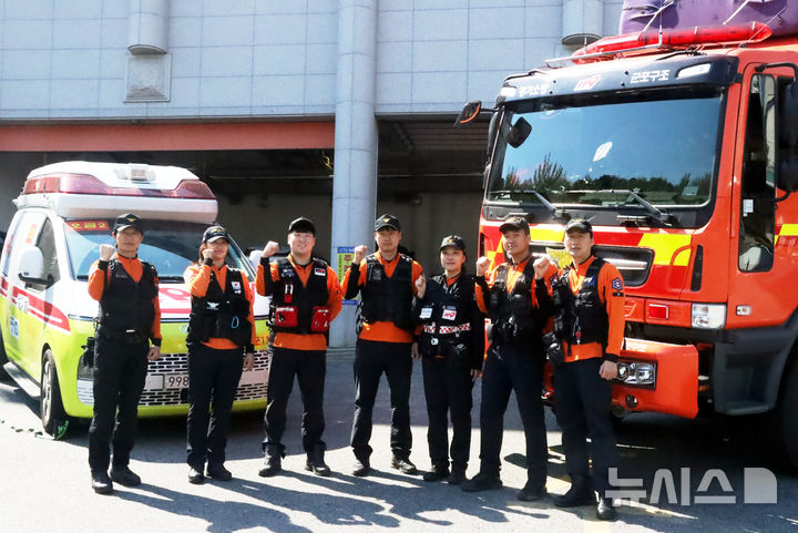 [군포=뉴시스] 야간 조난 등산객 구조에 성공한 군포소방서 소방관들이 파이팅을 외치고 있다. (사진=군포소방서 제공) 2026.05.04. photo@newsis.com