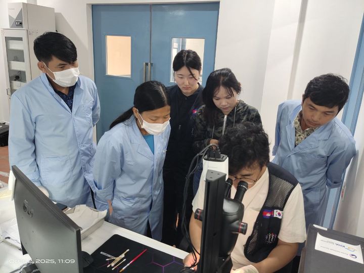 [서울=뉴시스] 유물 보존처리 캄보디아 현지기술교육 모습 (사진=국가유산진흥원 제공) 2026.05.04. photo@newsis.com *재판매 및 DB 금지