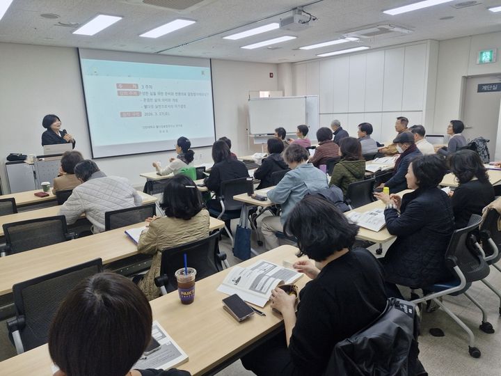 [서울=뉴시스]올해 3월 구민들이 동작구민대학에서 동작구와 건양대가 협력해 진행한 '웰에이징 가이드' 수업을 듣고 있는 모습.. (사진=동작구 제공) 2026.05.04. photo@newsis.com *재판매 및 DB 금지