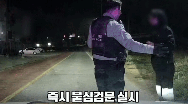 [서울=뉴시스] 4일 경찰청 공식 유튜브 채널은 '2초 만에 끝났다. 날쌘 범인의 최후'라는 제목의 영상을 올렸다. 남성 A씨는 영업을 종료한 식당에 잠입해서 현금을 훔친 후 달아났다가 불심검문을 실시한 경찰에게 현행범으로 체포됐다. (영상=경찰청 공식 유튜브 채널 캡처) *재판매 및 DB 금지