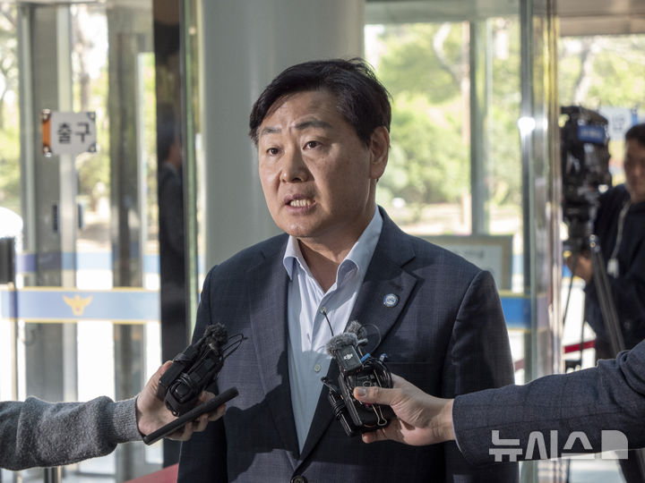 [전주=뉴시스] 강경호 기자 = 공직선거법 위반(후보자 등의 기부행위 제한) 혐의로 경찰 수사를 받고 있는 김관영 전북특별자치도지사가 4일 전북 전주시 전북경찰청사에 출석하고 있다. 2026.05.04. lukekang@newsis.com