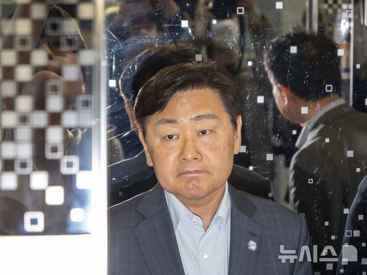 [전주=뉴시스] 강경호 기자 = 공직선거법 위반(후보자 등의 기부행위 제한) 혐의로 경찰 수사를 받고 있는 김관영 전북특별자치도지사가 4일 전북 전주시 전북경찰청사에 출석하고 있다. 2026.05.04. lukekang@newsis.com