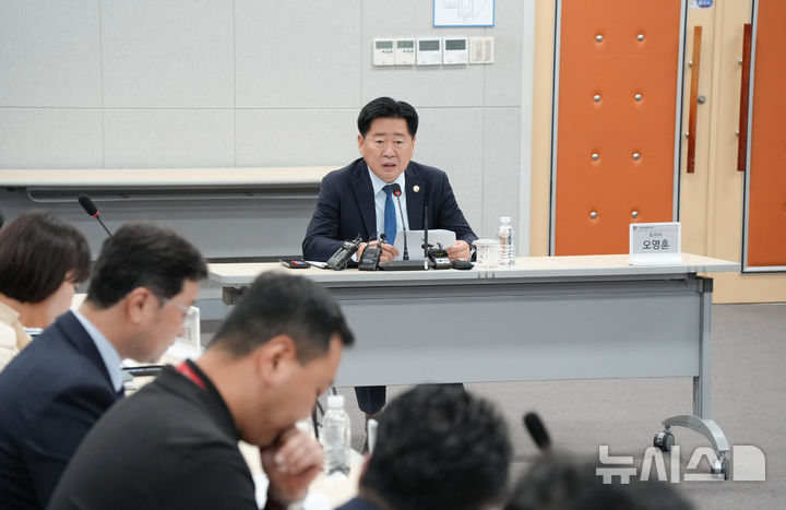 [제주=뉴시스] 오영훈 제주지사가 4일 오후 제주웰컴센터 3층 대회의실에서 '유류할증료 인상 및 항공좌석 감소 대응 특별 점검회의'를 주재하고 있다. (사진=제주도 제공) 2026.05.04. photo@newsis.com *재판매 및 DB 금지