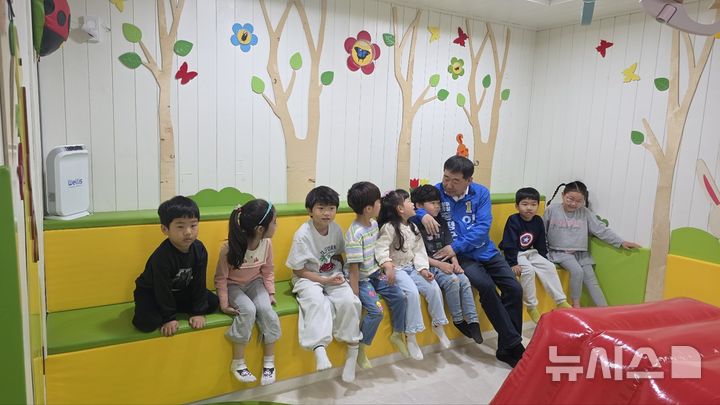 [증평=뉴시스] 더불어민주당 이재영 충북 증평군수 예비후보가 4일 증평주공2단지아파트 공립어린이집을 방문해 아이들과 얘기나누고 있다. (사진= 이재영 선거사무소 제공) 2026.05.04. photo@newsis.com *재판매 및 DB 금지