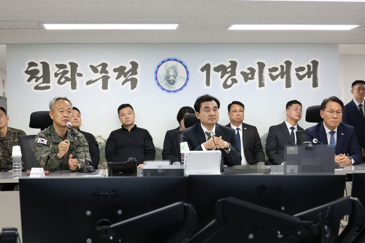 [서울=뉴시스] 안규백 국방부장관이 4일 오후 수도방위사령부 예하의 특정경비지구 경호·경비부대를 방문해 지휘통제실에서 지휘관들로부터 작전현황을 보고받고 작전태세를 점검하고 있다. (사진=국방부 제공) 2026.05.04. photo@newsis.com&nbsp; *재판매 및 DB 금지