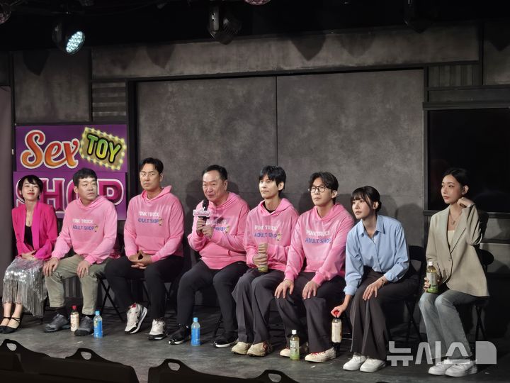[서울=뉴시스]김주희 기자=연극 '핑크트럭' 프레스콜이 4일 서울 종로구 대학로 스타릿홀에서 열렸다. '핑크트럭'에는 배우 박상면, 김성수 등이 출연한다. 2026.05.04.