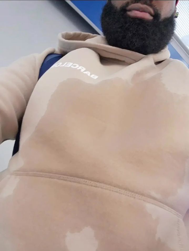 [서울=뉴시스] 유나이티드 항공기 좌석 위 천장에서 떨어진 정체불명의 액체로 승객이 모자와 옷이 젖는 피해를 입입었다. (사진='glovesho1' 인스타그램 계정 캡처)
