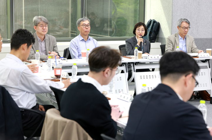 [세종=뉴시스]보건복지부와 한국보건사회연구원이 지난 4월17일 이스란 제1차관 주재로 '제3차 기초생활보장 제도 발전 포럼'을 개최했다. (사진=보건복지부 제공) 2026.05.06. photo@newsis.com *재판매 및 DB 금지