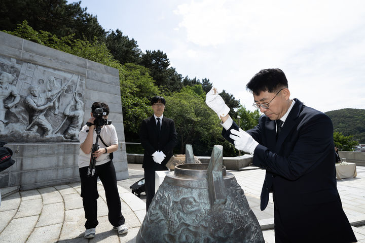 [서울=뉴시스] 황종우 해양수산부 장관은 6일 부산 영도구 태종대에 위치한 순직선원 위령탑을 찾아 참배했다. (사진=해수부 제공) 2026.05.06. photo@newsis.com *재판매 및 DB 금지
