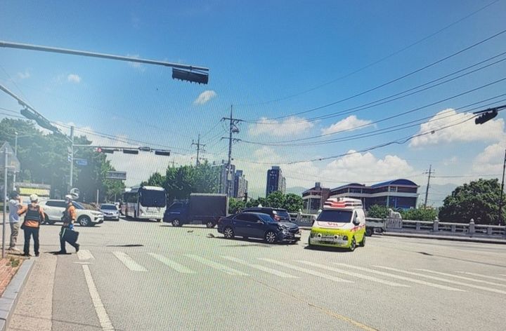 [남원=뉴시스] 4일 낮12시26분께 전북 남원시 향고동 만인의총 인근 교차로에서 승합차와 승용차가 서로 충돌해 소방대원들이 사고 처리를 진행하고 있다. (사진=전북도소방본부 제공) 2026.05.04. photo@newsis.com *재판매 및 DB 금지