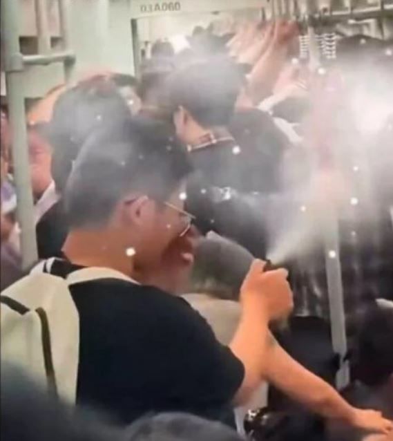 [서울=뉴시스] 중국 광저우 지하철 3호선 객차에서 한 남성이 페퍼 스프레이를 분사해 승객들이 급히 대피하는 등 혼란이 빚어졌다. (사진=X 캡처)