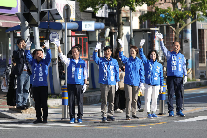 [거제=뉴시스] 신정철 기자= 더불어민주당 고민정 국회의원이 4일 경남 거제시를 찾아 ‘교육 인프라, 거제발전 예산' 등 더불어민주당 변광용 거제시장 후보 지원을 약속했다. 사진은 고민정 의원(사진, 오른쪽 3번째)이 이날 오후 삼성중공업 정문의 장평오거리에서 변광용 거제시장 후보(사진, 가운데) 비롯 시·도의원 출마자들과 함께 퇴근인사를 하고 있다.(사진=변광용후보선대본 제공).2026.05.04. photo@newsis.com *재판매 및 DB 금지