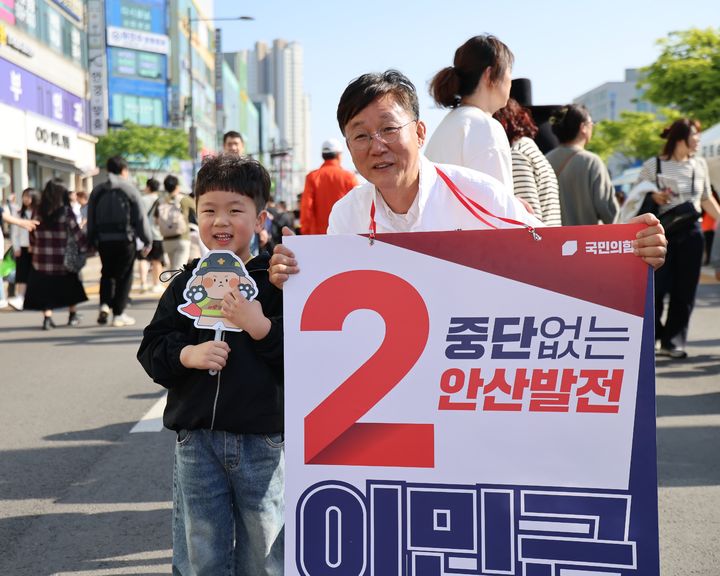 [안산=뉴시스] 이민근 국민의힘 안산시장 후보가 유세 도중 어린이와 함께 사진을 찍고 있다. (사진=이민근 원팀캠프 제공) 2026.05.04. photo@newsis.com *재판매 및 DB 금지