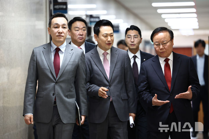 [서울=뉴시스] 고승민 기자 = 장동혁 국민의힘 대표가 4일 서울 여의도 국회에서 열린 최고위원회의에 참석하고 있다. 2026.05.04. kkssmm99@newsis.com